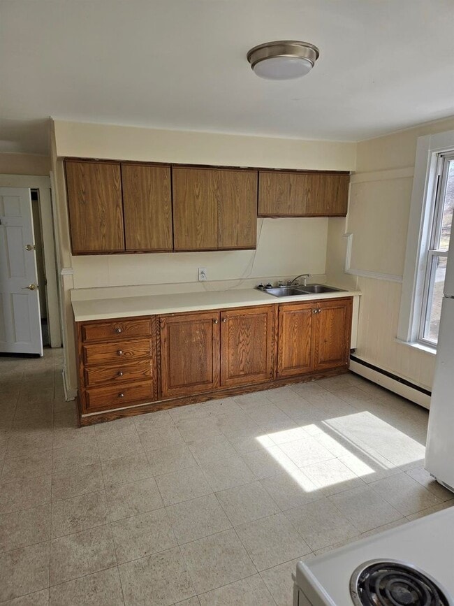 Building Photo - 62 Cook St