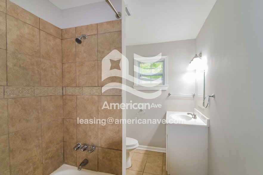 Building Photo - 2716 Colonial Dr