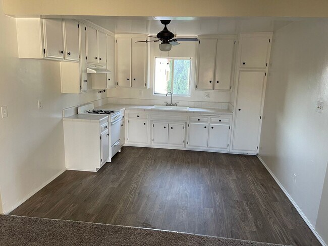 Interior Photo - 2501 E 4TH ST