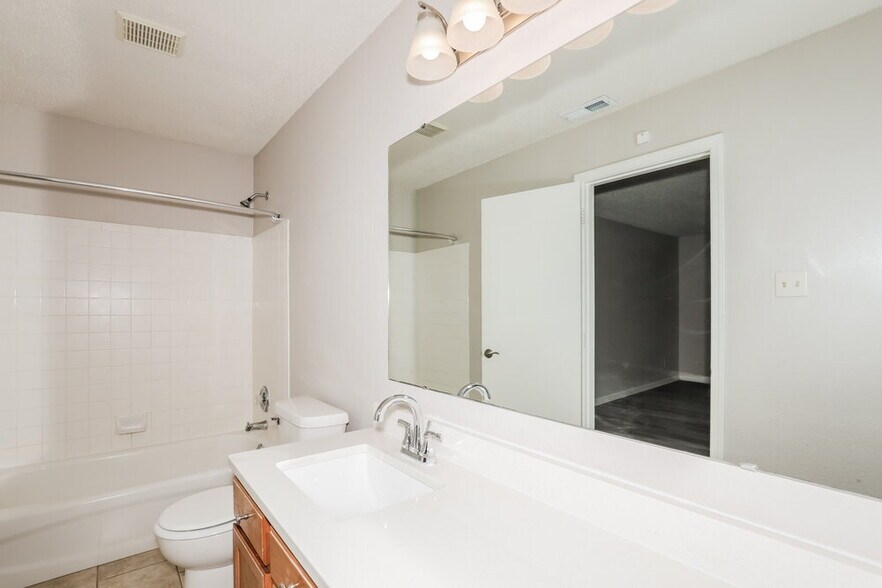Building Photo - 2217 Westmere Dr