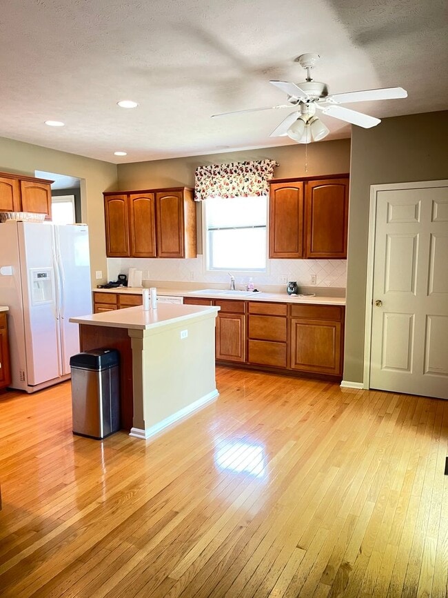 Building Photo - Beautiful 4 bed 2.5 bath 3000+sq ft
