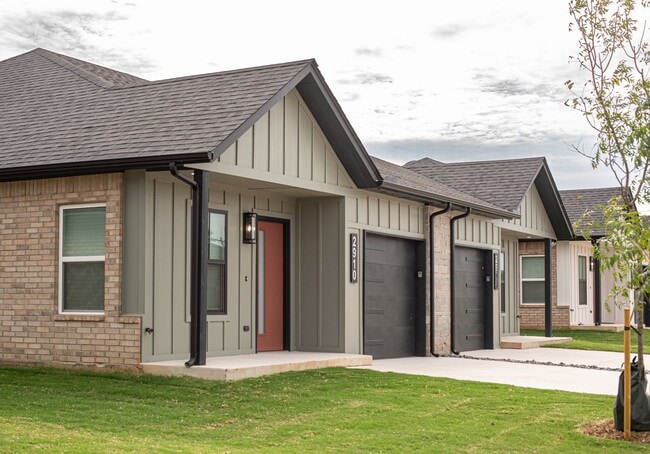 Building Photo - Glenhaven Townhomes