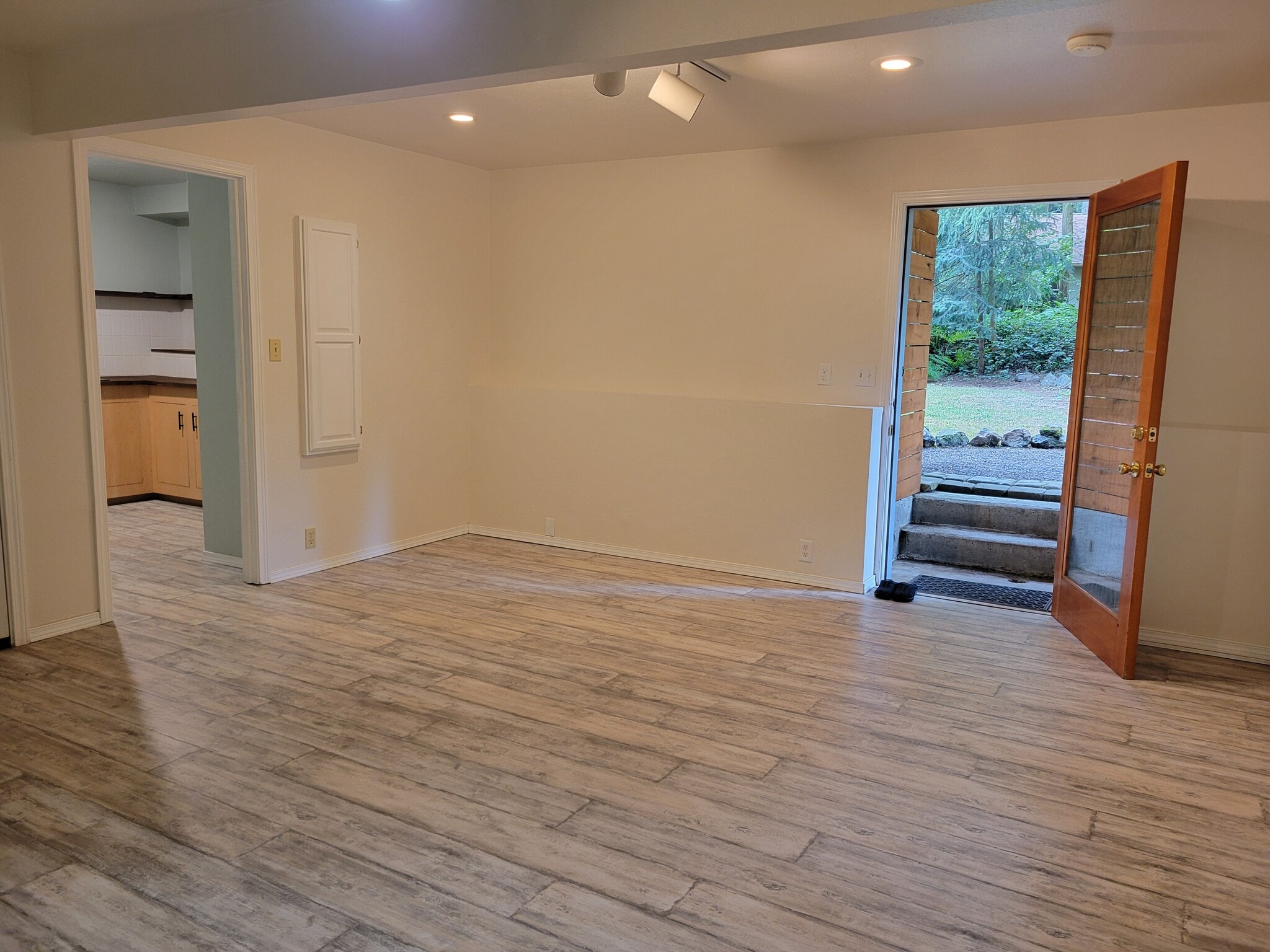 Building Photo - 160 Foxfield Dr