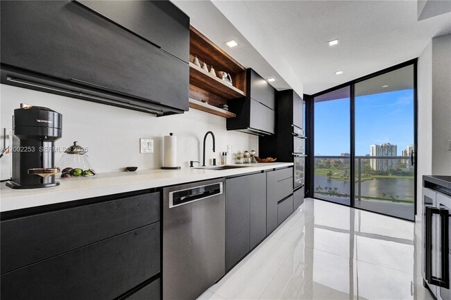 Building Photo - 20281 E Country Club Dr