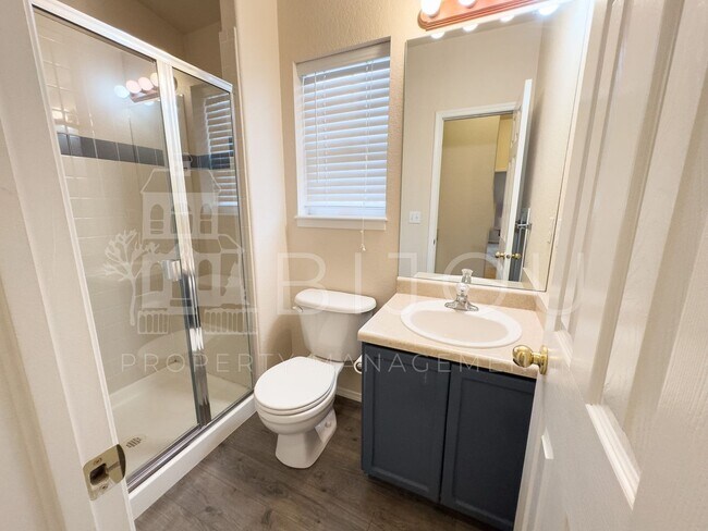 Building Photo - Van Buren Townhome