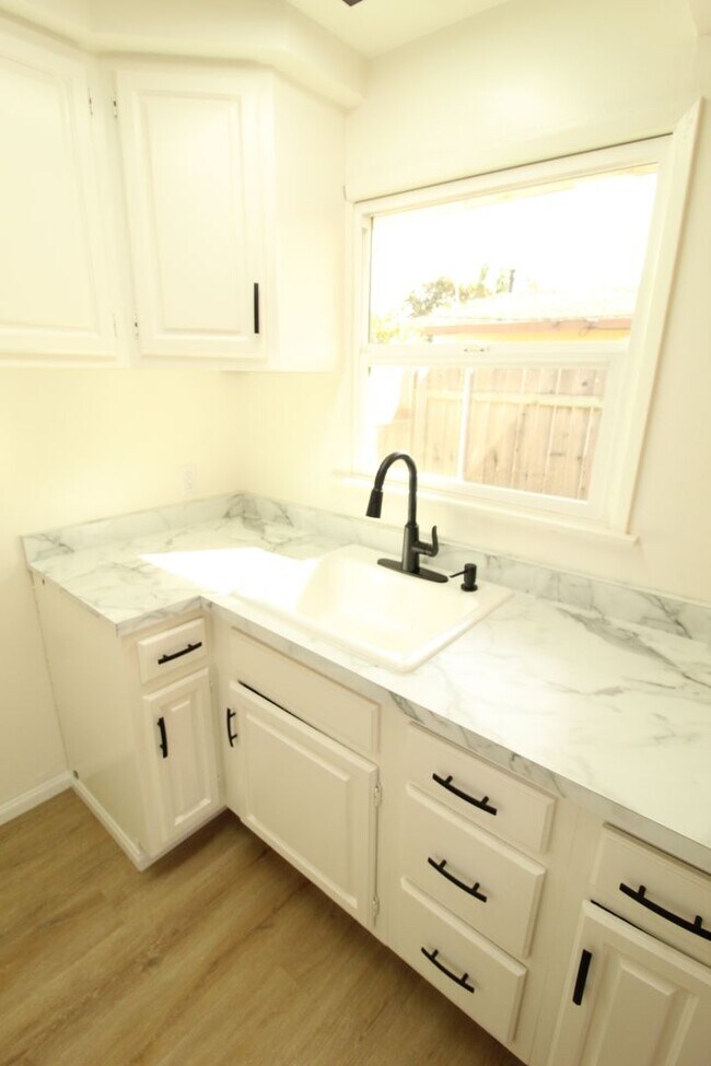 Building Photo - Midtown Ventura Studio with Great Amenities!