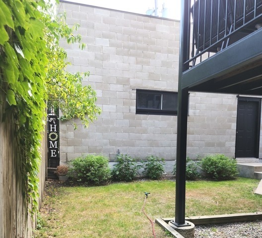 Building Photo - 1543 W Augusta Blvd