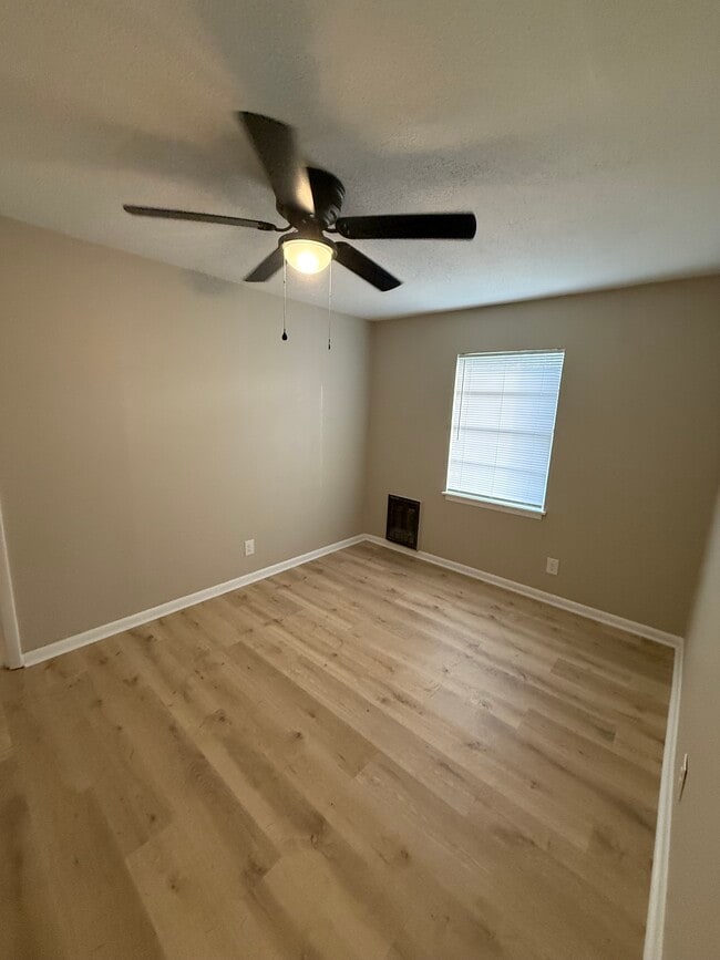 Building Photo - 1108 Railroad St