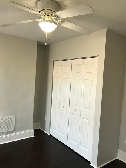 Building Photo - 6439 Glenmore Ave