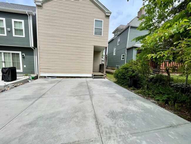 Building Photo - Amazing 4 Bedroom House! Hardwood, 2.5 Baths Stainless, A/C