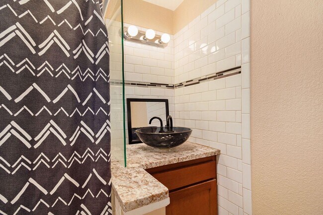 Building Photo - Location!! Updated 1 bedroom Gem on Pearl St. in Govenor's Park!