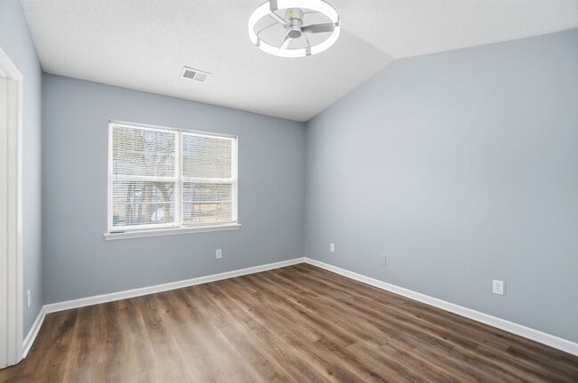 Building Photo - 2 Bedroom End Unit Townhome in University Heights!