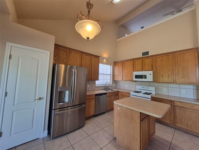Building Photo - 8800 Hazelhurst Dr