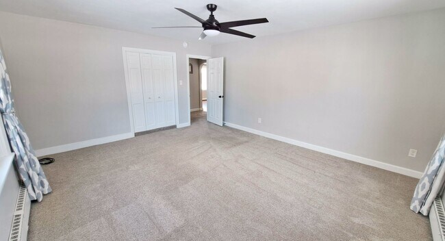 Building Photo - 3 Bed / 1-1/2 Bath Single Family Home w/2-car garage