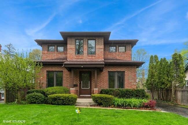 Primary Photo - 557 Skokie Ave
