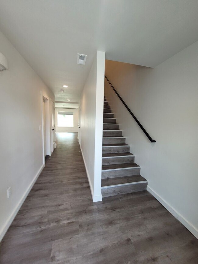Building Photo - 527 Canterbury Ln
