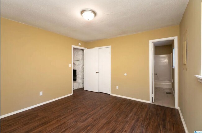 Building Photo - 4/2 Adamsville Home