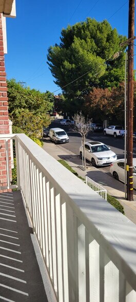 Balcony - 5135 Zelzah Ave