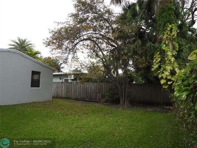 Building Photo - 1534 SW 10th Ave
