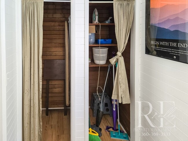 Building Photo - Furnished Cozy 1-Bd Near PSNS