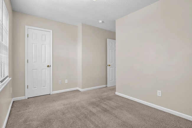 Building Photo - 2 Bed 2.5 Bath Townhome