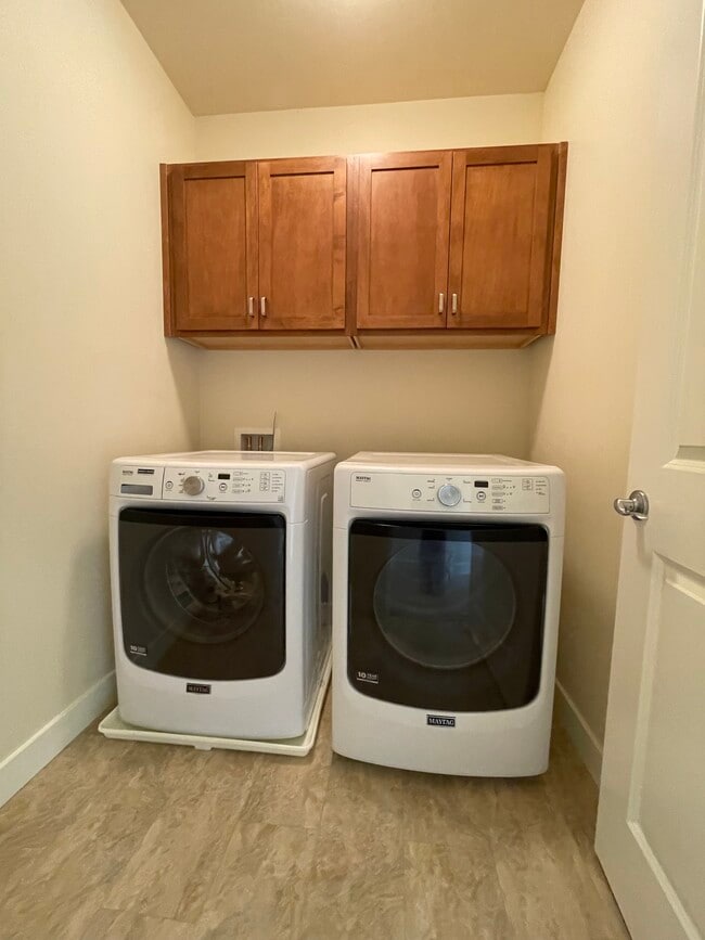 Building Photo - 13904 North Pointe Cir