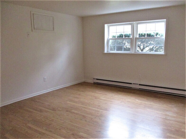 Building Photo - 11 Old Allamuchy Rd