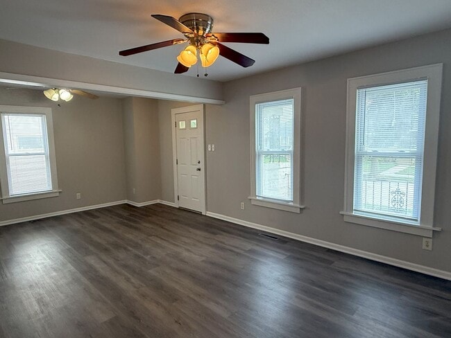 Building Photo - Private 4 bedroom home in West Allis