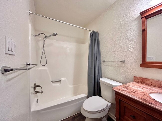 Building Photo - 6005 Cougar Dr