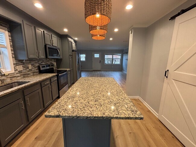 Building Photo - Renovated 3 Bed 2 Bath Home with Fenced in Yard. Screened in Porch. Tesla Charger. Minutes from J...