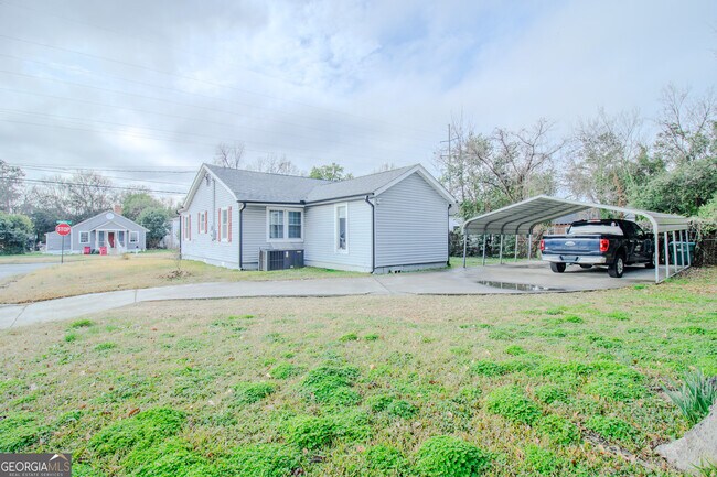 Building Photo - 579 Lynmore Ave