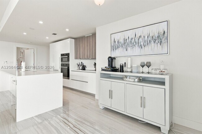 Building Photo - 730 N Ocean Blvd