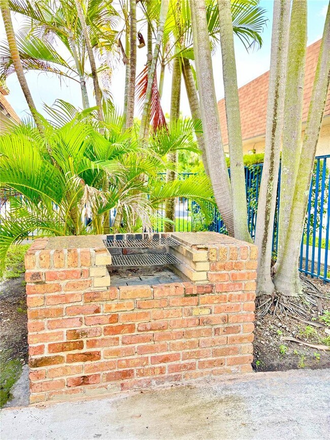 Building Photo - 15391 S Dixie Hwy