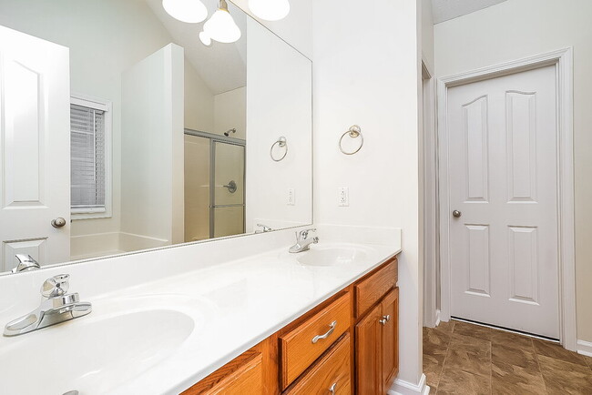 Building Photo - 2496 Oak Hill Dr
