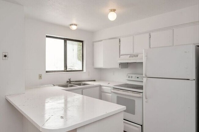 Building Photo - Spacious 2 Bedroom Duplex In West Valley City