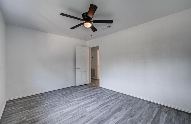 Building Photo - 812 Stone Mountain Dr