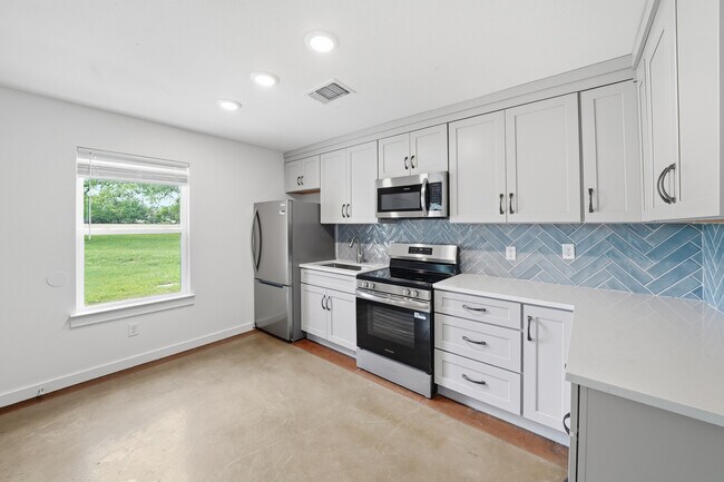 Building Photo - 102 Rose Dr