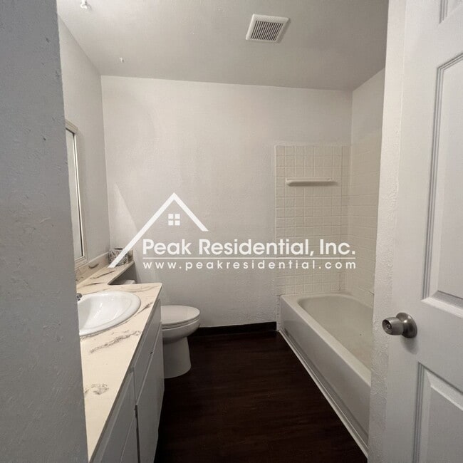 Building Photo - Charming 2 bd/1 ba Citrus Heights Duplex!