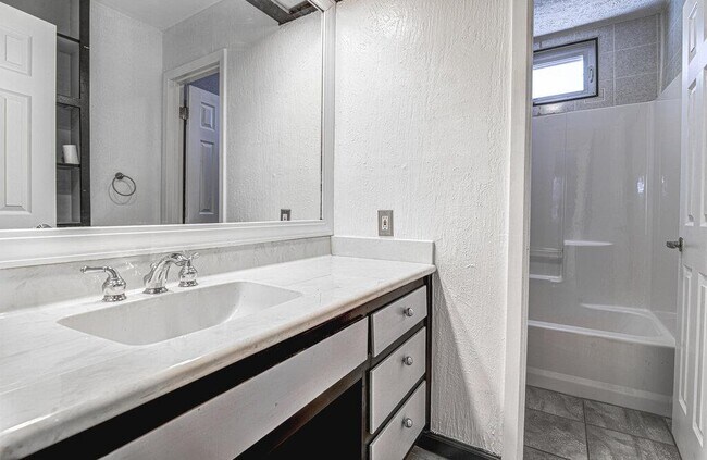 Building Photo - 1807 Briar Hill Dr