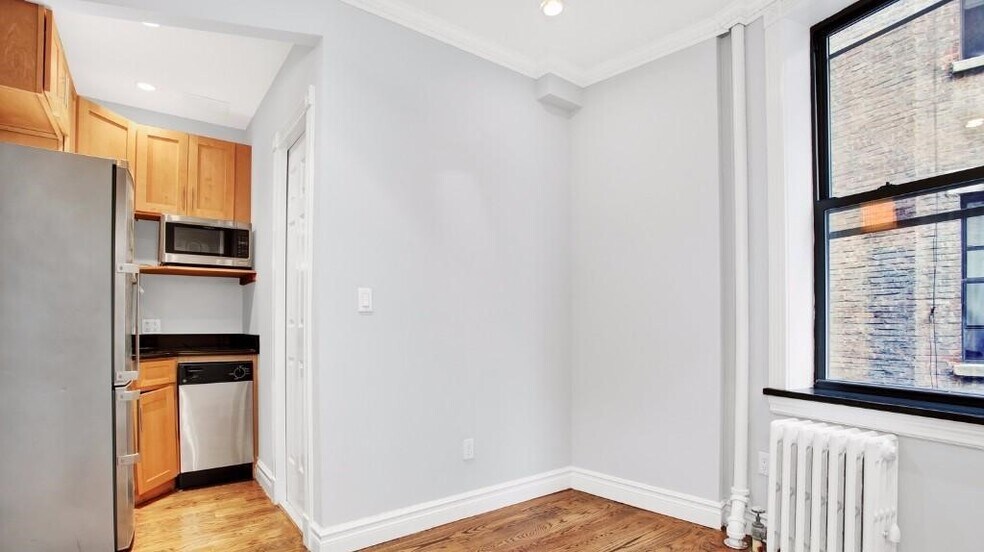 Primary Photo - 326 E 35th St