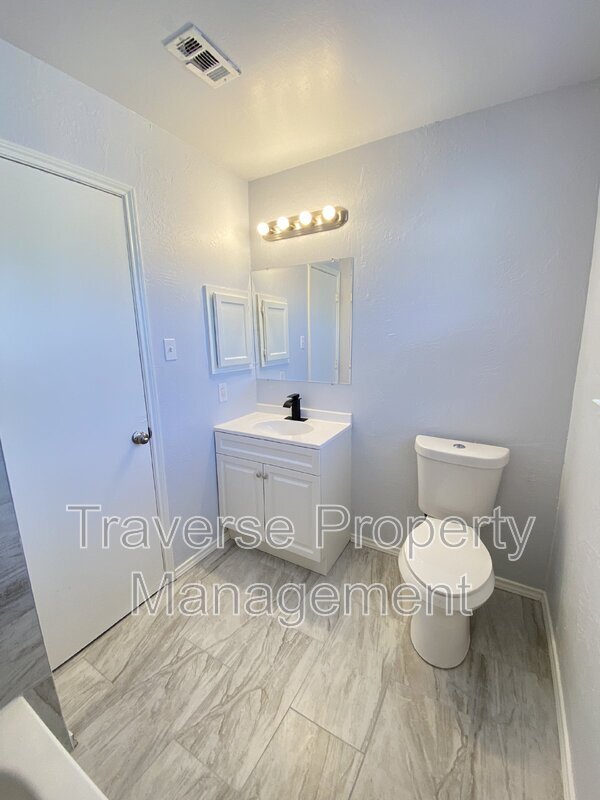 Building Photo - 4150 Briar Hill Dr