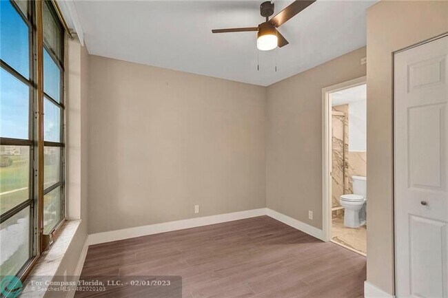 Building Photo - 3051 S Palm Aire Dr
