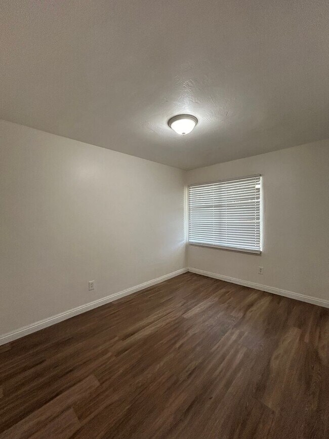 Building Photo - 931-933 Florida