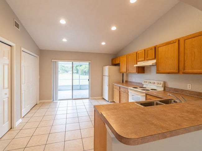 Building Photo - MOVE IN SPECIAL- Spacious 3/2 Duplex in St. Cloud Located Close to Lakefront