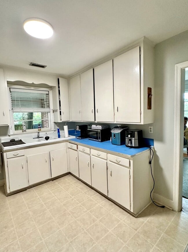 Building Photo - 2 Bedroom | 1 Bathroom Home – Downtown Charleston - Available January 1!