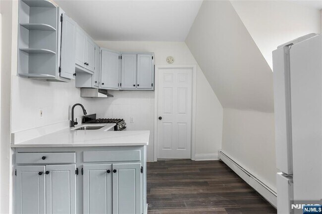 Building Photo - 676 Chestnut St