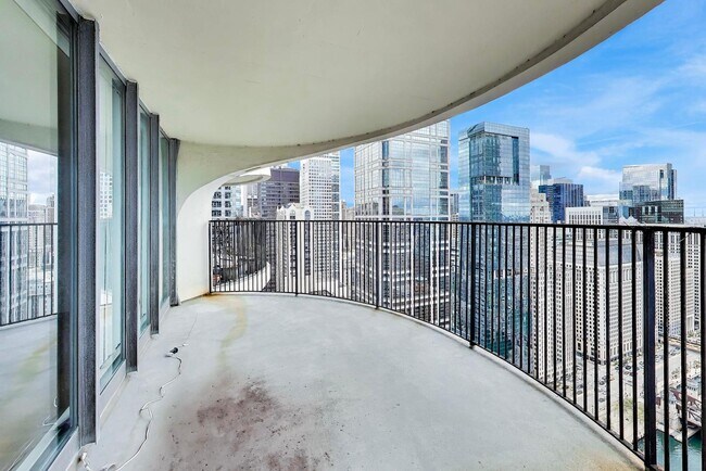 Building Photo - 300 N State St