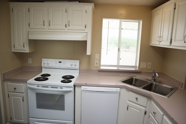 Building Photo - 545 N Sabin St