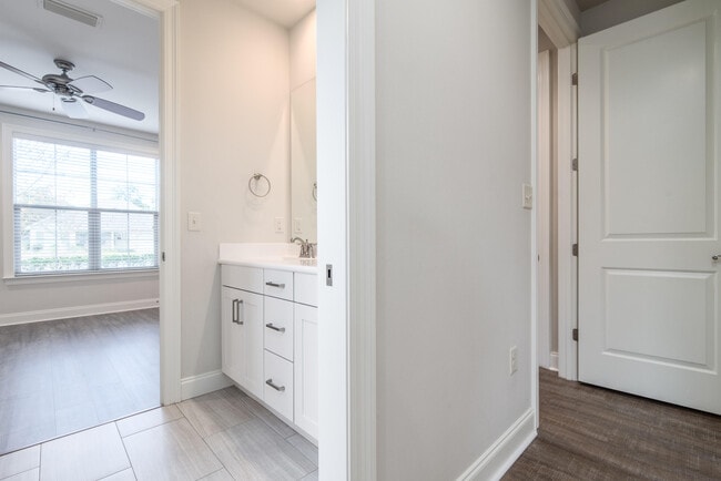 Building Photo - 718 Woods Dr