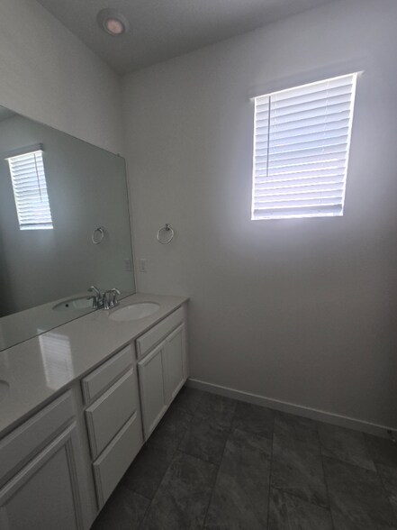 Building Photo - 4362 Timnath Pkwy